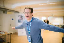 Alex Jank wearing his SCUC badge at the Shopware Community Unconference 2025 in Cologne